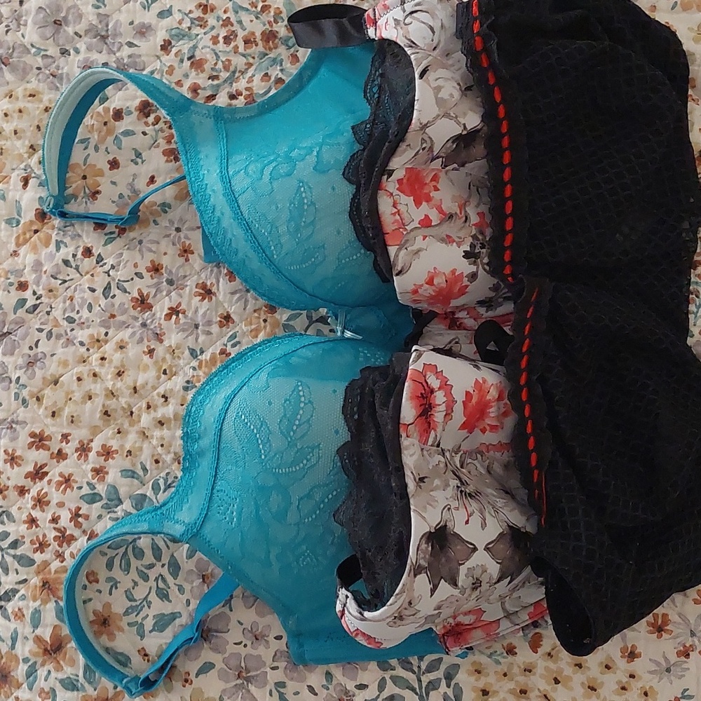 Cacique bundle of 3 bras. One molded, one push up, and one balconett.